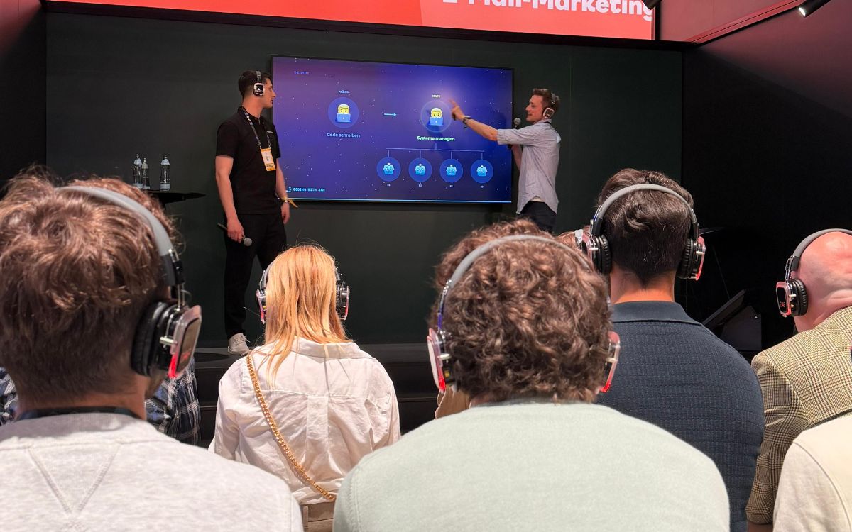 Jan Damek giving an AI workshop at Shopify's booth at OMR Hamburg